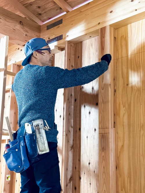 阿部さんの実家は、代々続く大工の家系。自身も30年以上のキャリアを持ち、腕は確か。周囲からの信頼も厚い