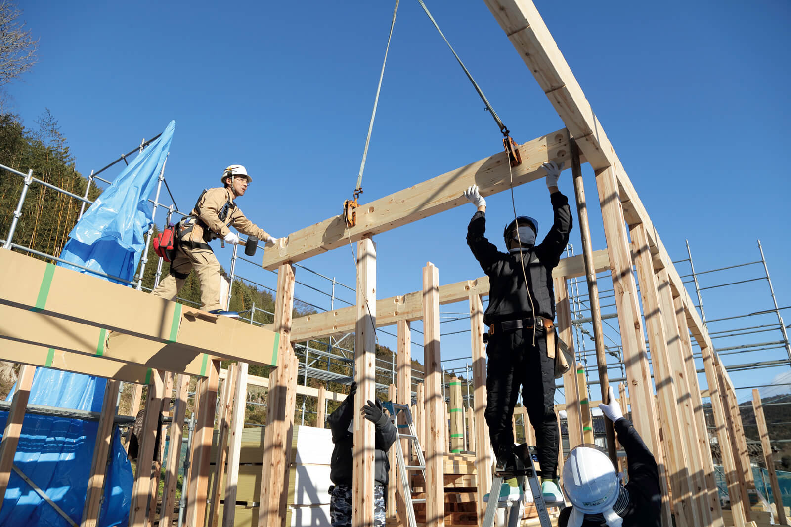 現場では、現場監督の指示のもとで大工たちが効率的に作業を進める。円滑で安全な作業進行は、普段から培ったコミュニケーションの賜物といえる