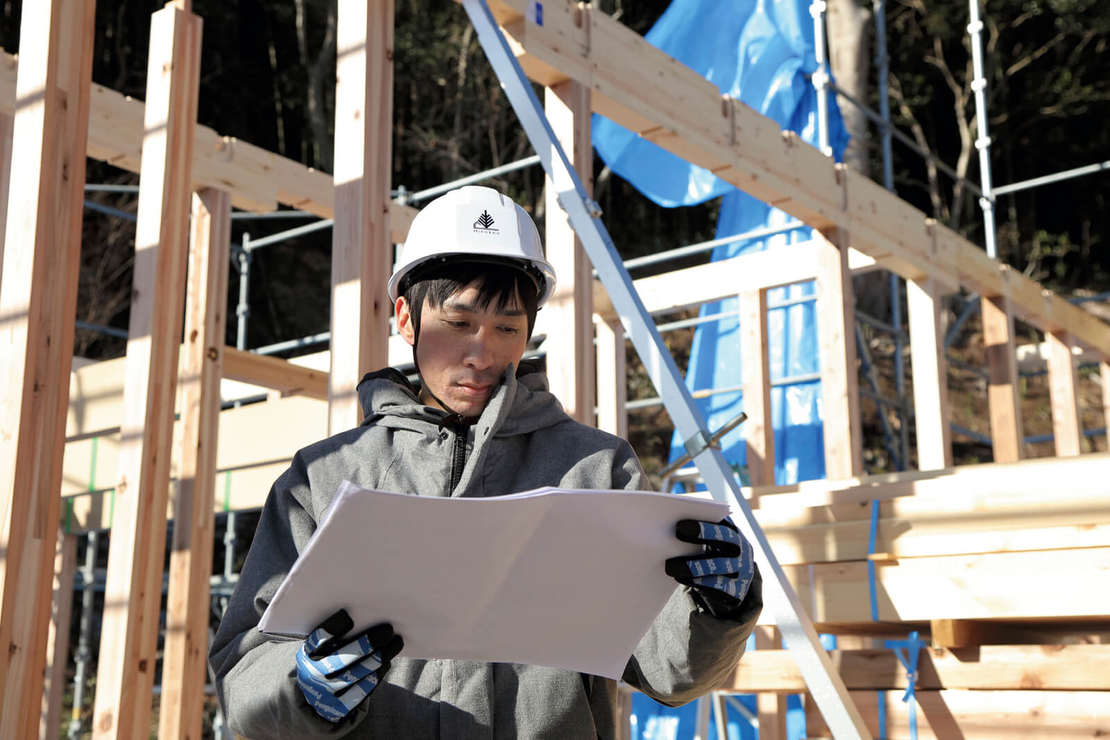 工務課 係長 阿部 拡さん 一級建築施工管理技士の阿部さん。作業が円滑に安全に進められるよう、現場の隅々まで目を配って、高品質な家づくりを支えている
