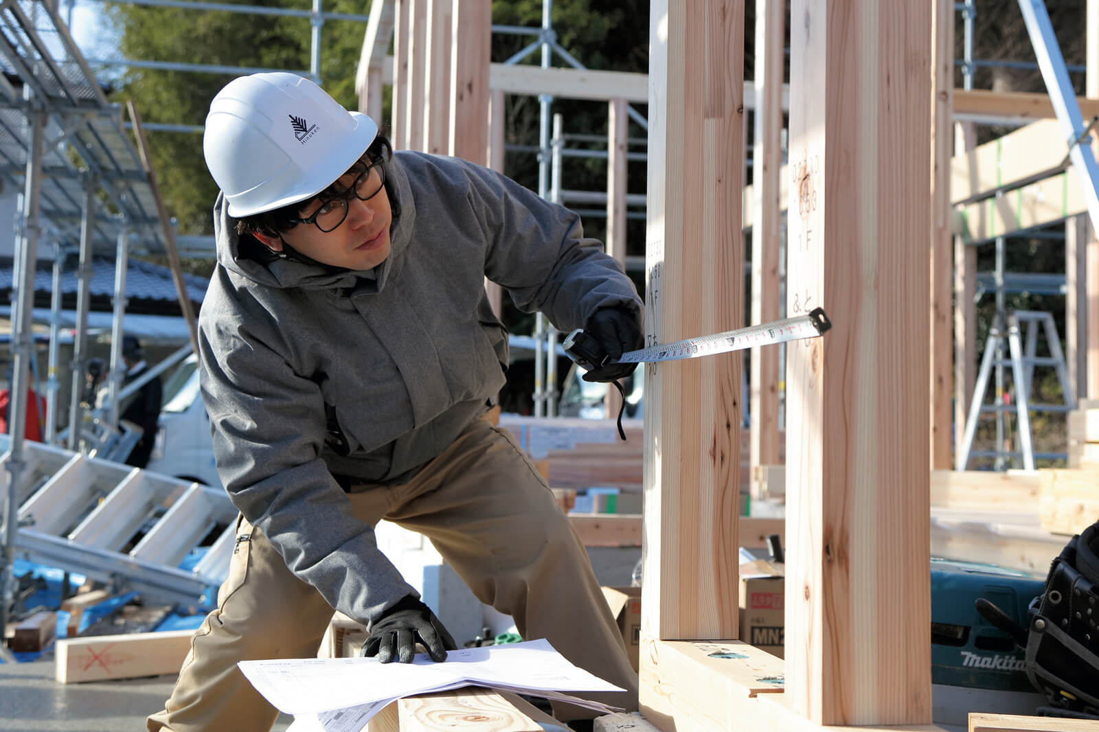 工務課 主任 日野 裕貴さん 二級建築施工管理技士の日野さんは、現場監督の仕事に就いて11年。「私たちはたくさんの住宅を担当しますが、お施主様にとっては一生に一度の家づくり。だからこそ設計士を通して知るご家族の想いを胸に、一棟一棟心を込めて施工しています」と、話す言葉に力がこもる