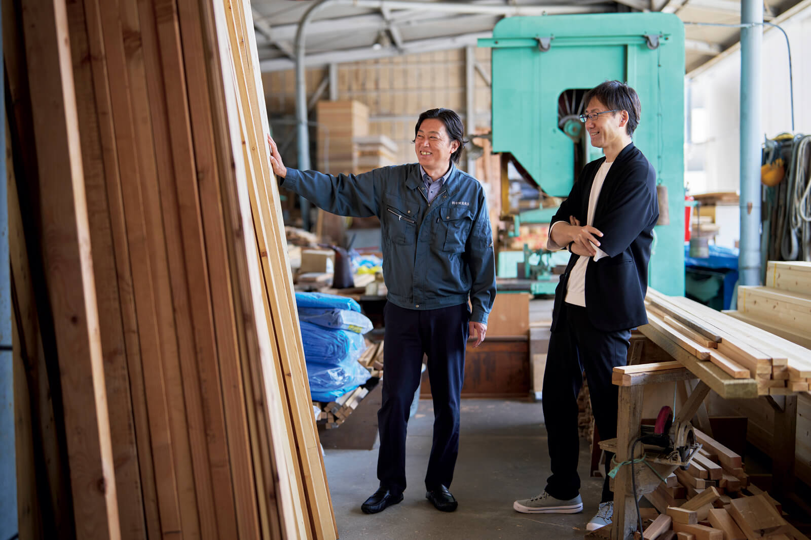 一緒に木材を選定する幸田社長とヒノケンの佐藤専務。和やかな雰囲気に、揺るぎない信頼関係がうかがえる