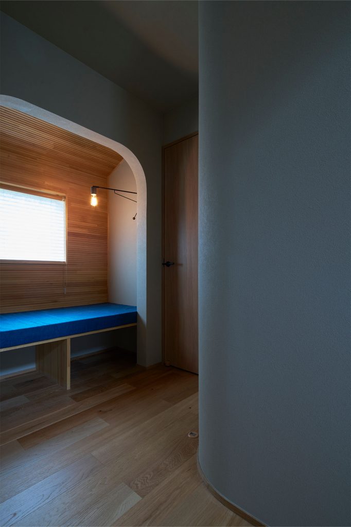 愛猫の居場所に最適なヌックスペース。手前のアール壁の設えも含め、ヒノケンの造作力の高さがうかがえる