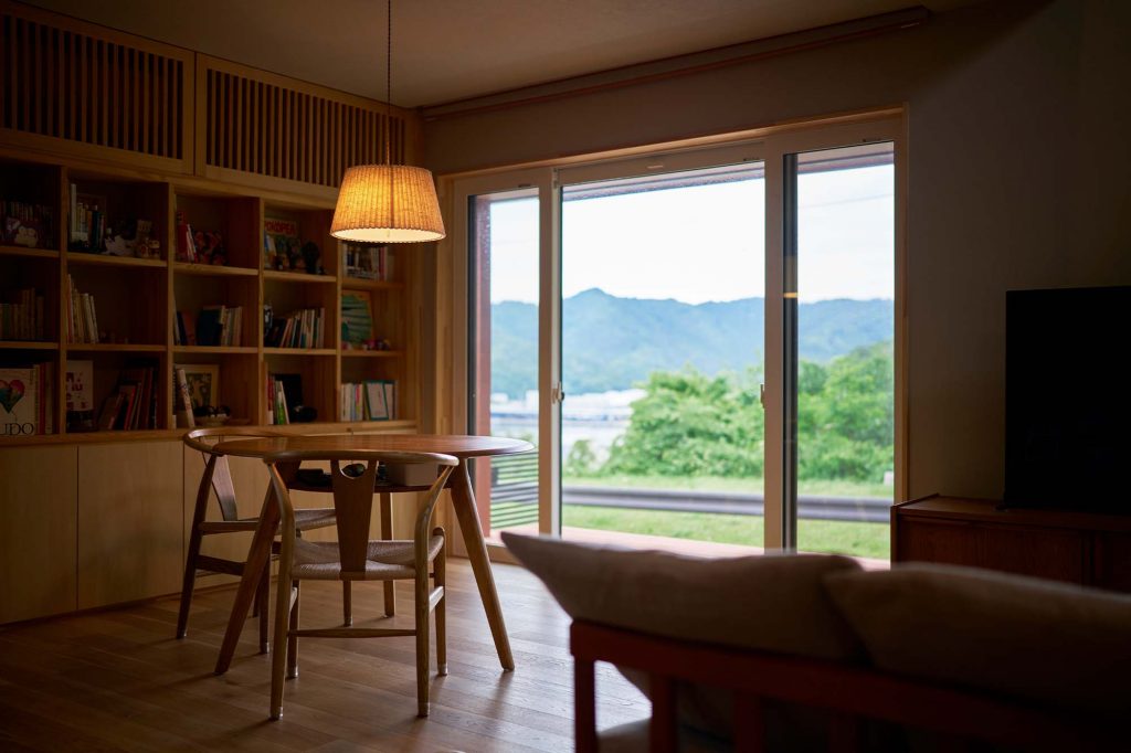 東側に開いたリビング・ダイニングの窓からは、女川港やその奥に連なる山々の景色が一望できる