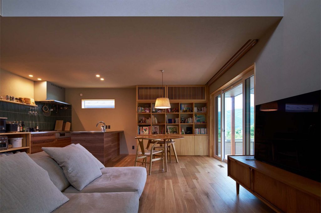 シンプルで落ち着きがあり、飽きのこない内装が心地よいLDK。明るさを抑えた照明使いにもセンスが光る