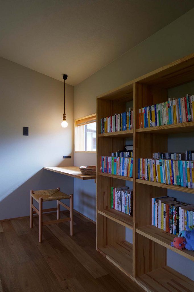 2階ホールに造作された本棚とカウンターは、ちょっとした読書に最適