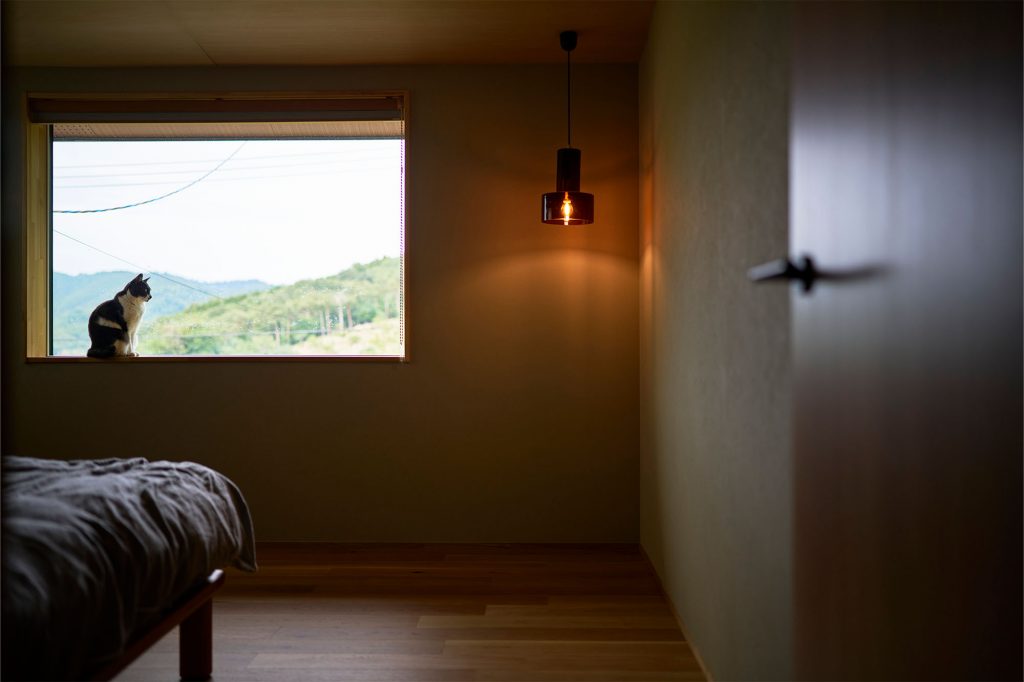 最も眺めの良い場所にレイアウトされた2階の寝室。窓際は愛猫のお気に入りスペースの一つ
