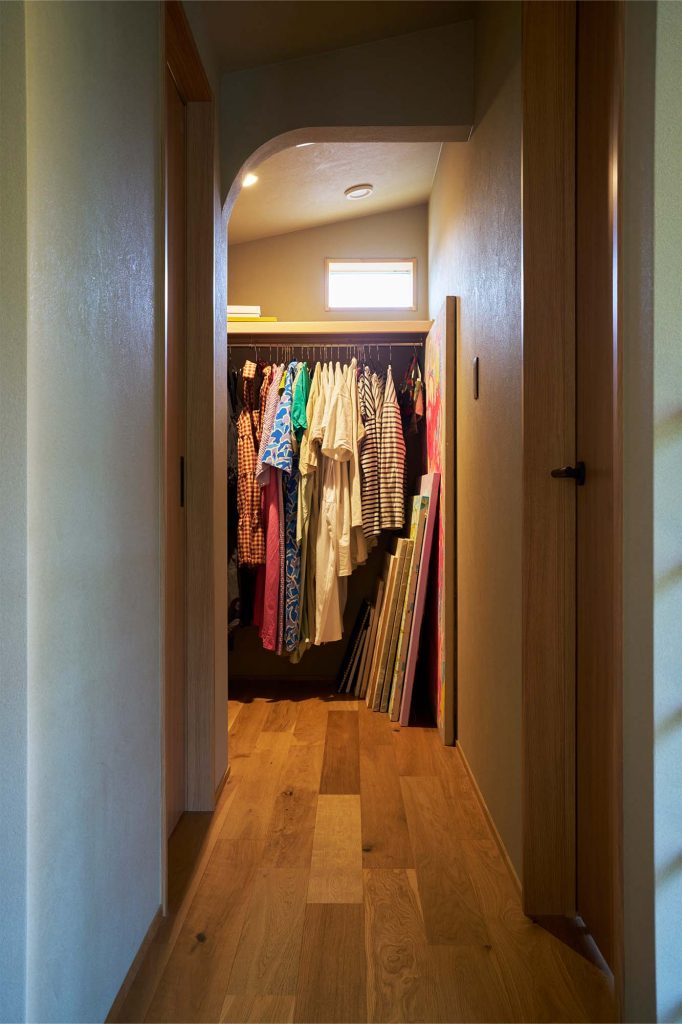 寝室の隣に配したウォークインクローゼット。アールの垂れ壁がさり気なく個性を感じさせる