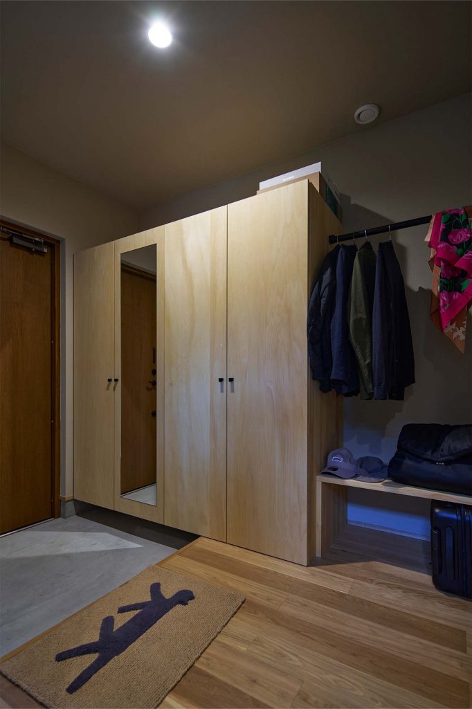 玄関の収納やリビングの本棚は、箱の部分を大工職人、扉を家具職人が手がけるという分業で造作されている