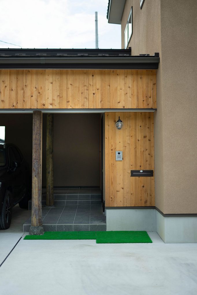 カーポートには耐久性の高い天然木の外壁材を使用。素朴な風合いがOさん好みの古民家風の佇まいを演出する