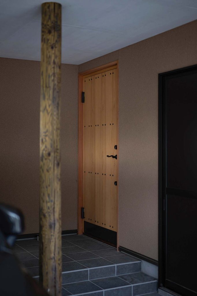 どこかに古材を使いたかったというOさん。自分で探して購入し、支給した古材を通り土間の飾り柱として取り入れた