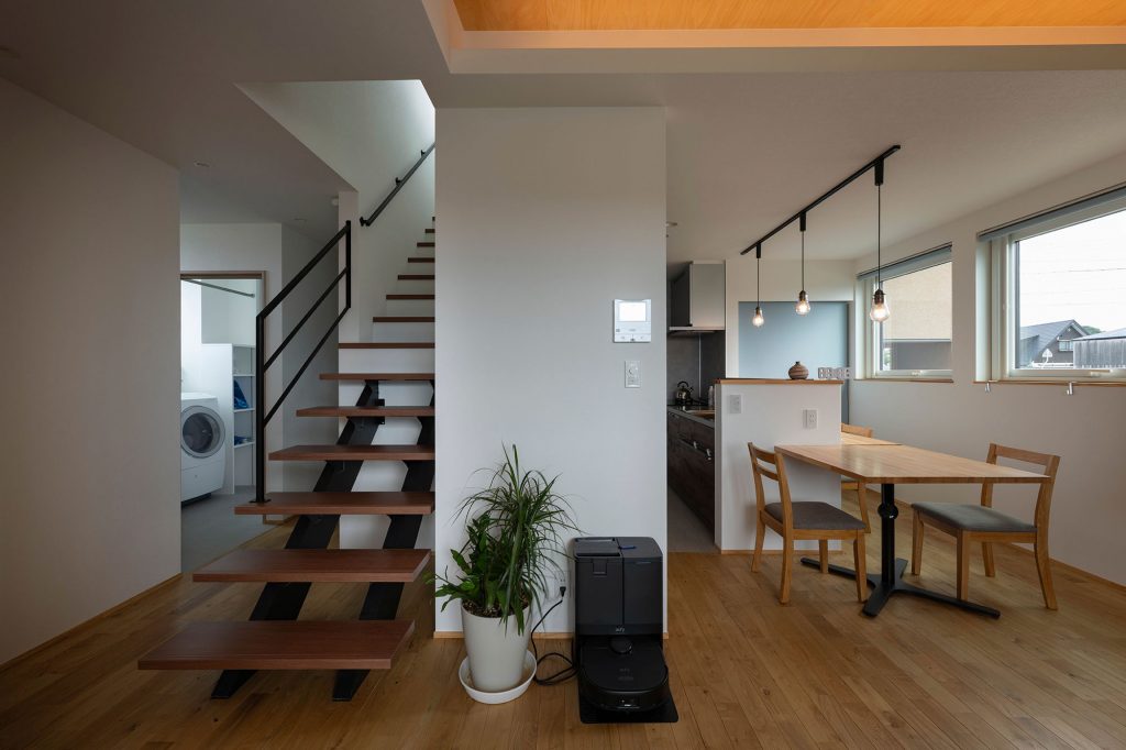 階段を中心にダイニング・キッチンから水まわりへつながる回遊動線が、移動距離も最小限にして暮らしやすさを支える