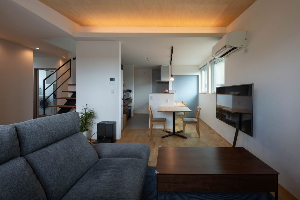 親戚や友人が集まってもゆったりと過ごせるリビング。1台のエアコンで春夏秋冬快適な空間を叶えている