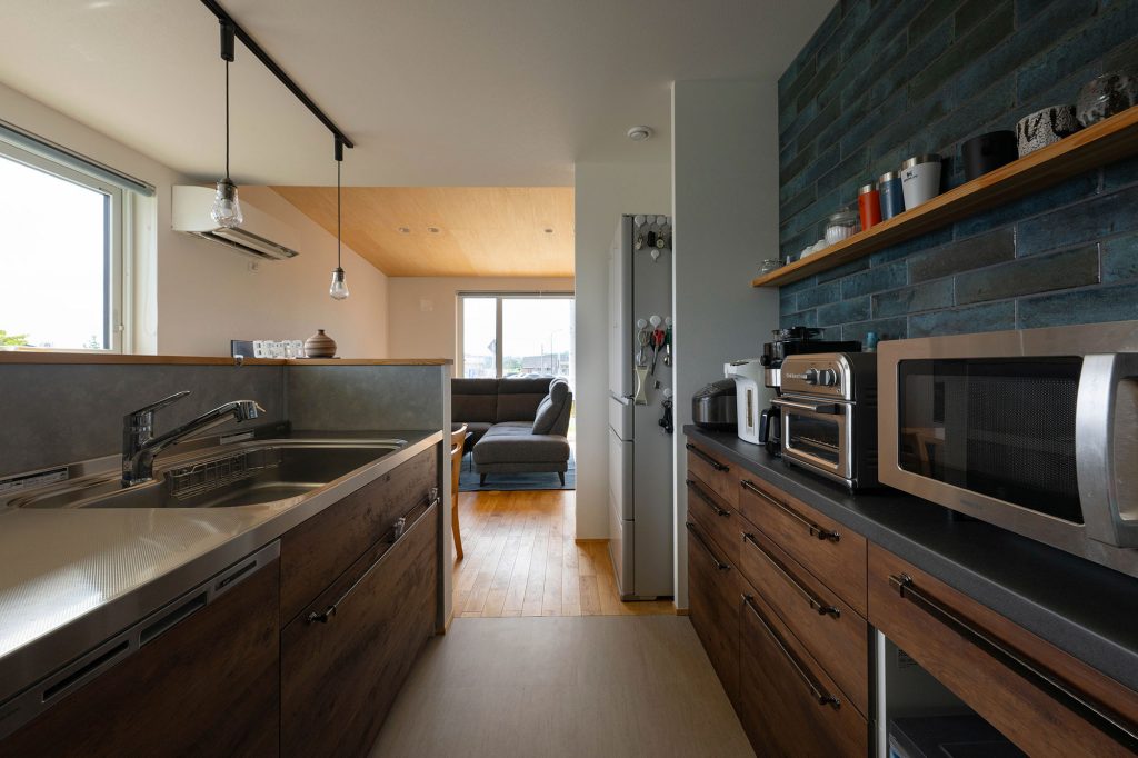 女性の設計士によって使い勝手が検討されたキッチン。コンロは中華鍋を振りたいOさんに嬉しいガスと高齢の父でも安心な電気のハイブリッドタイプを採用