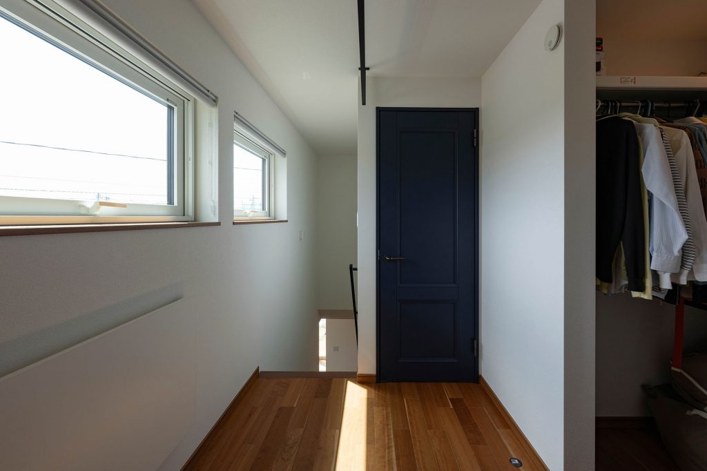 物干し場を兼ねた2階ホール。ウォークインクローゼットとOさんの寝室も近接させた動線が効率的