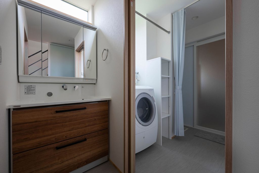 手前から洗面室、洗濯室、脱衣室、浴室。それぞれの空間を仕切ることができるのは、来客時などに便利