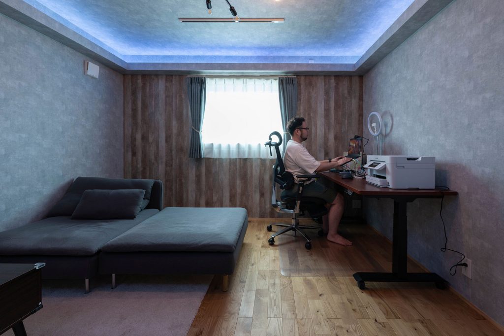 Oさんの書斎兼趣味室。壁紙のデザインや折り上げ天井に仕込んだ間接照明など、こだわりが随所に感じられる