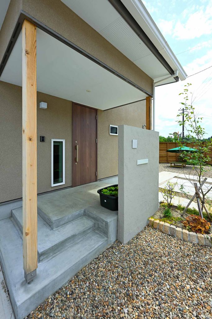 玄関アプローチには屋根を付け、雨の日でも服や荷物が濡れるストレスなく出入りできる