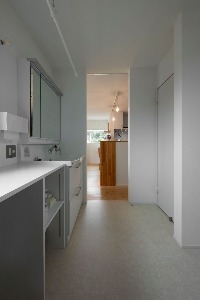 キッチン隣に配置した、広々として使い勝手の良いユーティリティ。作業台もあり、洗濯の一連の作業がここ1ヵ所で完結する