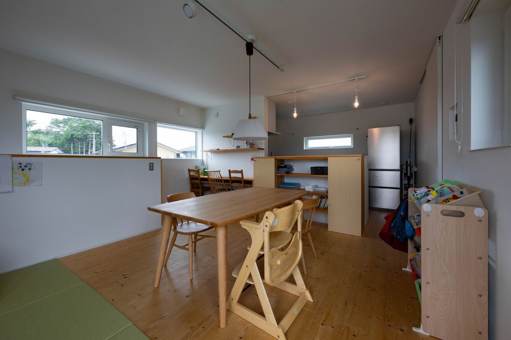 2階にはパイン材の無垢床と白壁に囲まれたナチュラルな空間が広がる。長く住んでも飽きがこないデザインが魅力