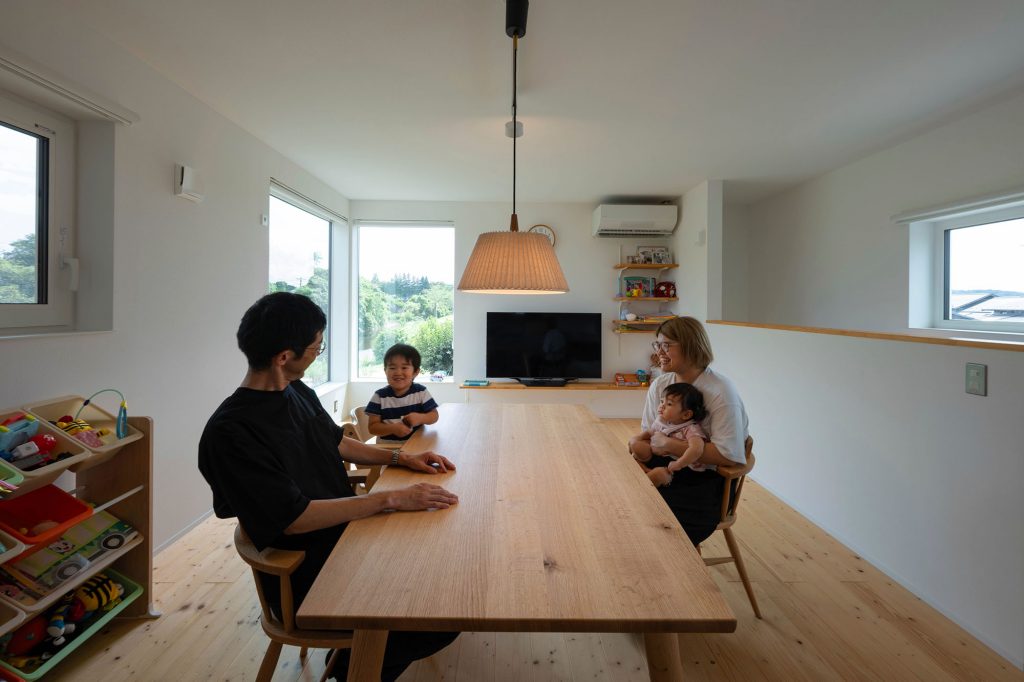 開放的な空間で家族団らんを楽しむMさんご一家。2人目のお子さんも誕生し、充実した日々を営んでいる