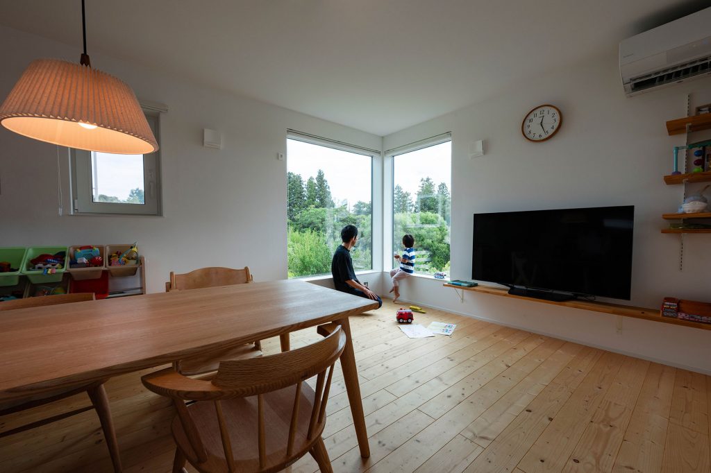 LDKは合わせて17.2帖。ロケーションを最大限に生かすために設けたコーナーの窓からは、川沿いの緑豊かな風景が毎日楽しめる