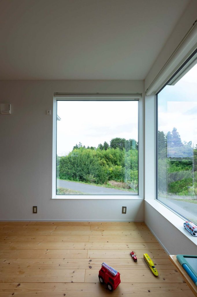 2階リビングにしたことで、景色を存分に楽しめるだけでなく、道路を歩く人と目線が合わず、安心感を持って生活できる