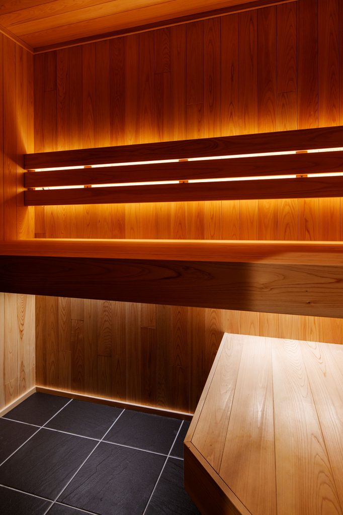 サウナ室は2～4人でゆったり入れる広さ。天井高を抑え、座面を高くすることで、体感温度を高めている