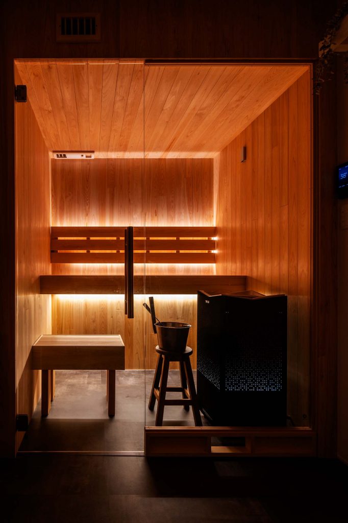 もともとは書斎だった部屋をサウナルームへとリフォーム。夫婦ふたりでゆったり入れる、ちょうどいいサイズのプライベート空間