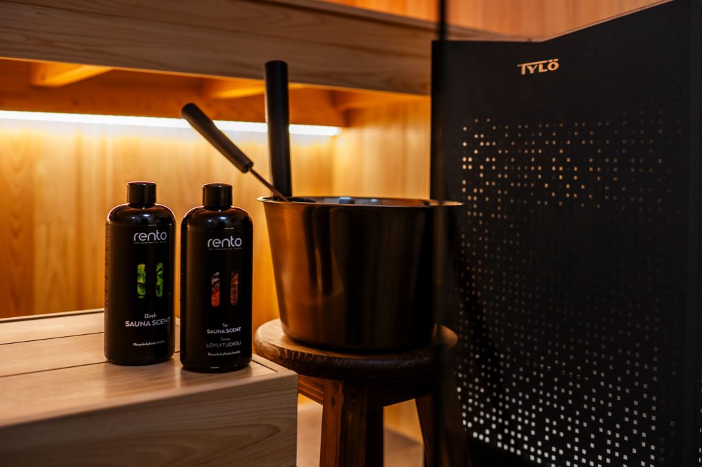 ロウリュで石にアロマ水をかけると、立ちのぼる蒸気とともに心地よい香りが広がり、心身ともに深くリラックスできる