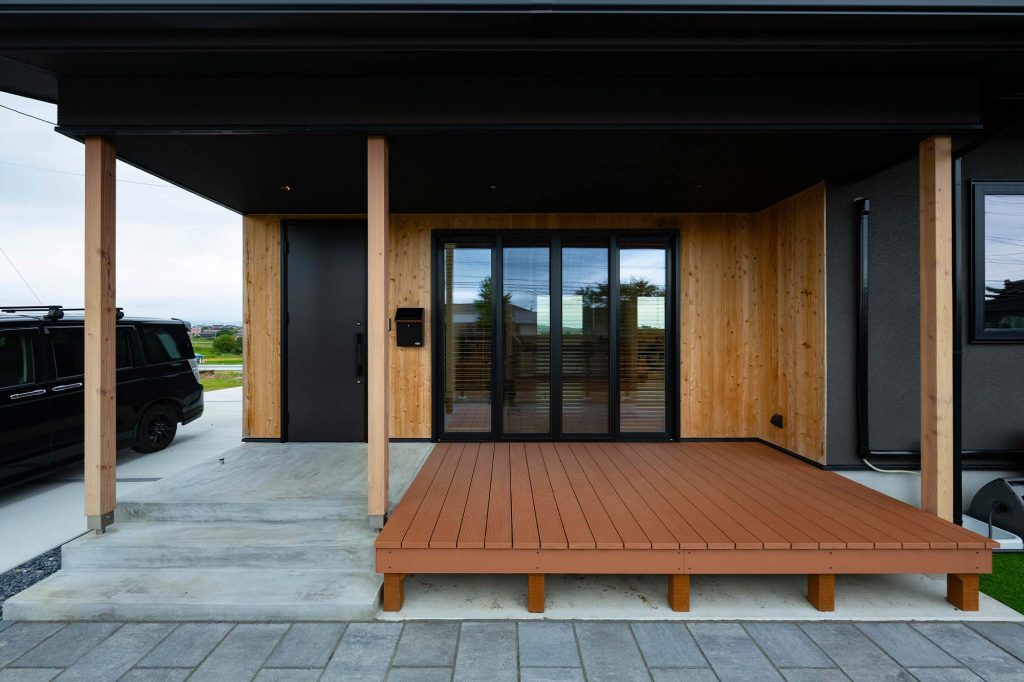 深い軒の出が夏の直射日光を遮り、冬は暖かい光を採り込む。掃き出し窓を開けると室内の土間空間とつながるウッドデッキは、バーベキューをしたりプール遊びをしたりと多目的に使える