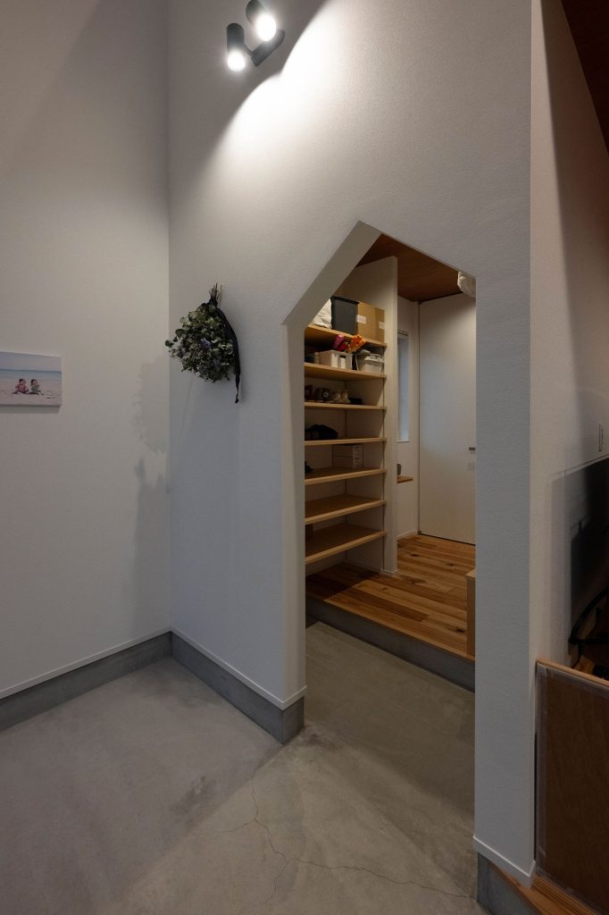 玄関の正面にはシューズクローク、その先に手洗い場とトイレを配置。効率的な“ただいま動線”が暮らしやすさにつながる