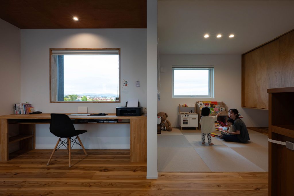 LDKの北側には畳コーナーとワークスペースをレイアウト。窓の外には自然豊かな景観が広がる