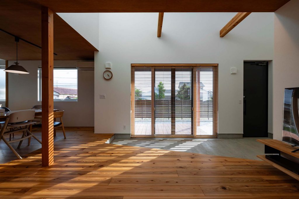 玄関土間から続く開放感あふれるリビング。床材に用いた屋久島地杉のやわらかな感触が心地よい