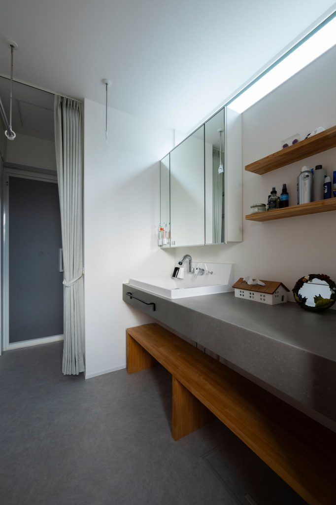 キッチンの裏手に配した水まわり。洗面と浴室・脱衣室はカーテンで仕切れるようにした