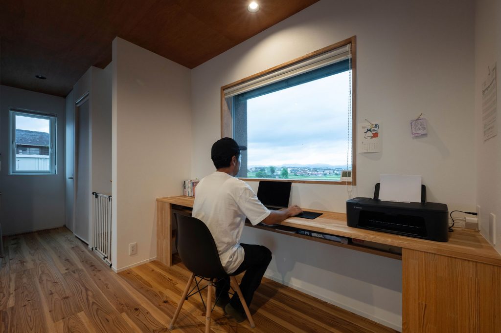 のどかな景色を眺めながら仕事に集中できるワークスペースの造作カウンター。夫婦ふたりで並んで使ってもゆとりある横幅が確保されている