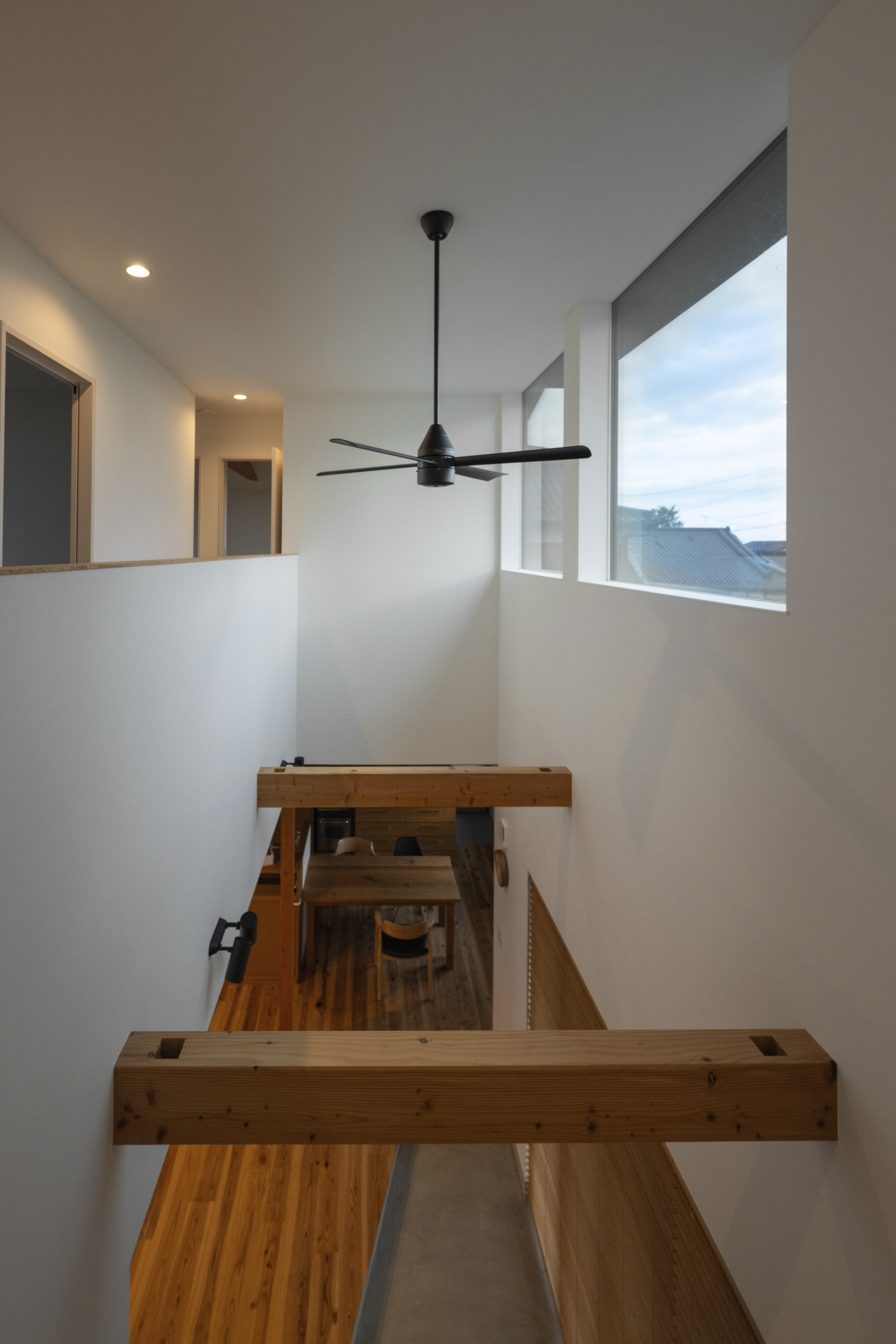 2階ホールからの見下ろし。吹き抜け上部の窓からもたっぷりの陽射しが降り注ぐ