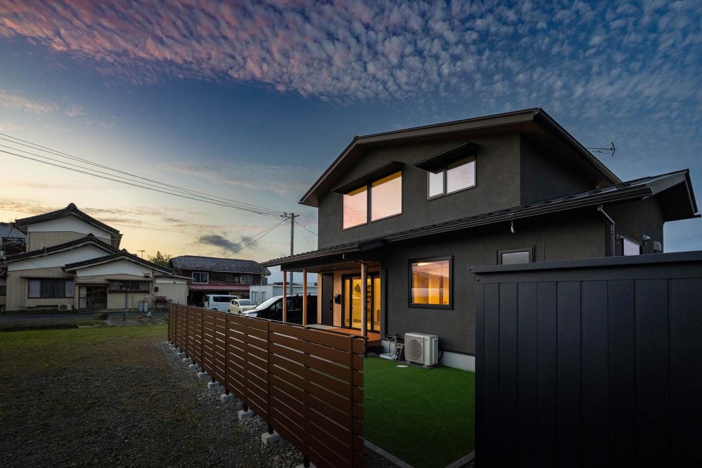 夕景に映えるMさんのお住まい。温かな明かりが灯る空間に、家族の明るい笑い声が響き渡る