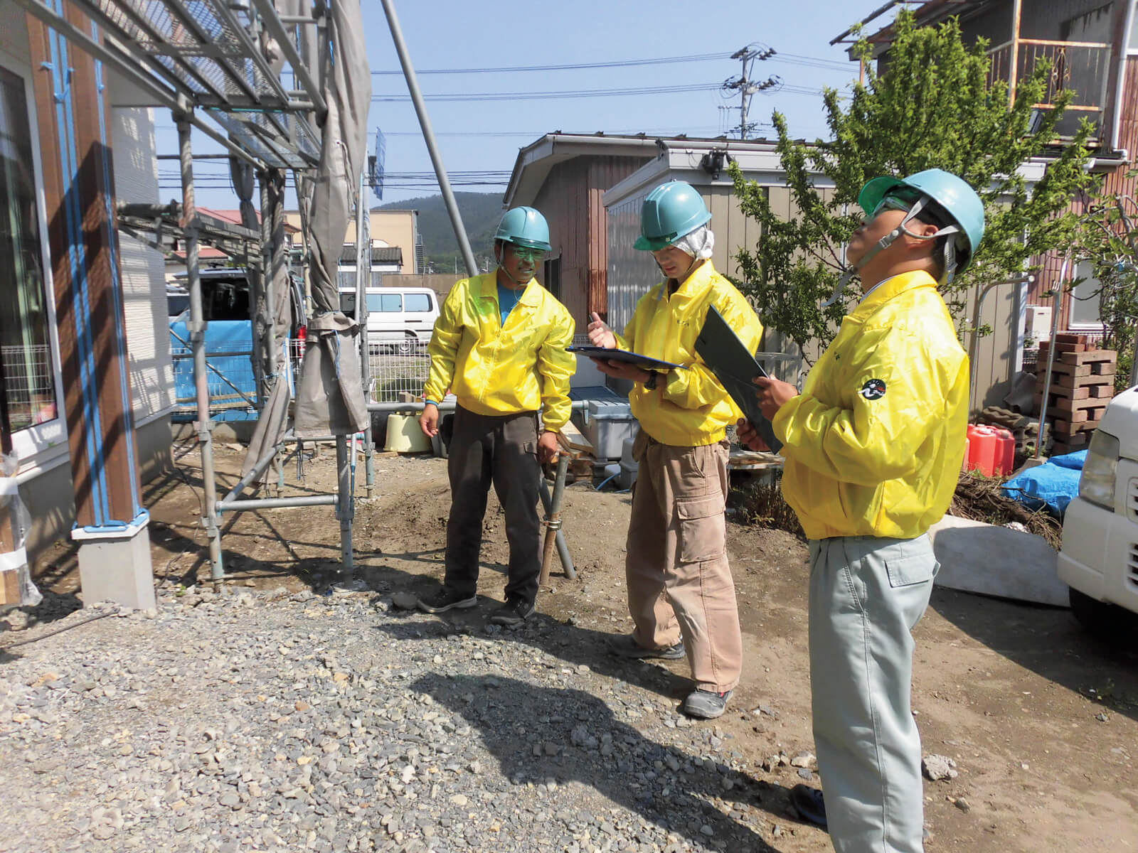 「ヒノケン会」のメンバーには、大工職人をはじめ、屋根、外壁、内装、左官など家づくりに不可欠な技能を持つ専門の職人たちが名を連ねている