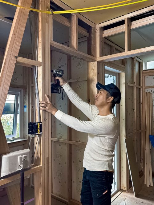 父親もヒノケンの大工だったという佐藤さんの大工歴は30年以上。丁寧で迅速な作業、きれいな現場維持を心がけている